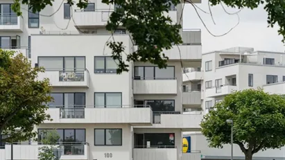 Elegant strandbolig med udsigt, altaner og plads til livet