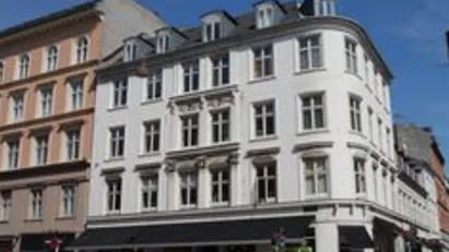 Herskabelig Østerbro lejlighed med søudsigt.
