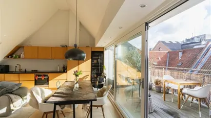 Skøn lejlighed i to etager med privat tagterrasse