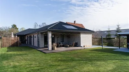 Moderne villa med masser af plads og solrig terrasse