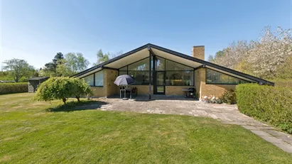 Spændende og velholdt villa med fire værelser, mulighed for konvertering til sommerhus