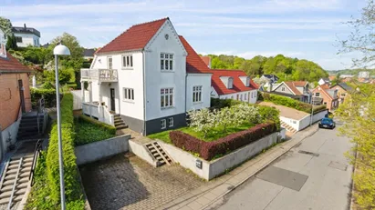 Klassisk villa i Mølholm med charme og central beliggenhed