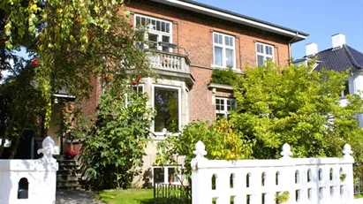 Skøn herskabelig villa lejlighed med bedste beliggenhed