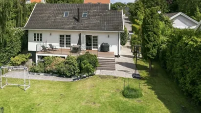 Superflot villa med en skøn have.