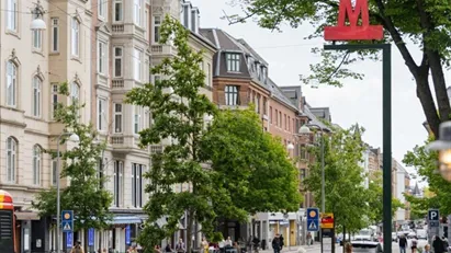Skøn bybase med altan, elevator og grøn gård – lige ved Aksel Møllers Have