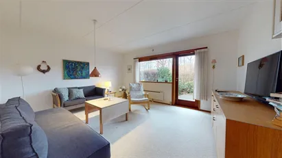 73 m2 lejlighed med egen terrasse og tæt på sø og natur - Møbleret