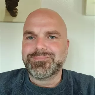 Min. 4 soveværelser, badeværelse og gerne gæstetoilet, helst 1-plans, egen have