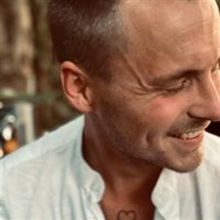 Ung mand på 30 år med et godt job, stabil fremtid og godt helbred. <br />Jeg har hænderne skruet ...