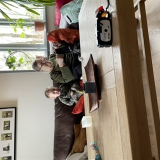 Det er til min mormor. En dame på omkring 75 år.