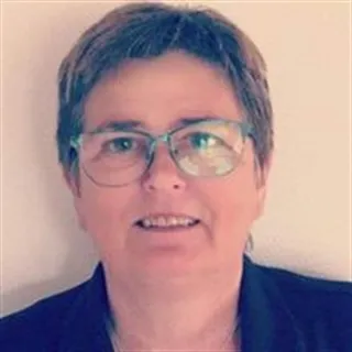 2 voksne og en lille hund